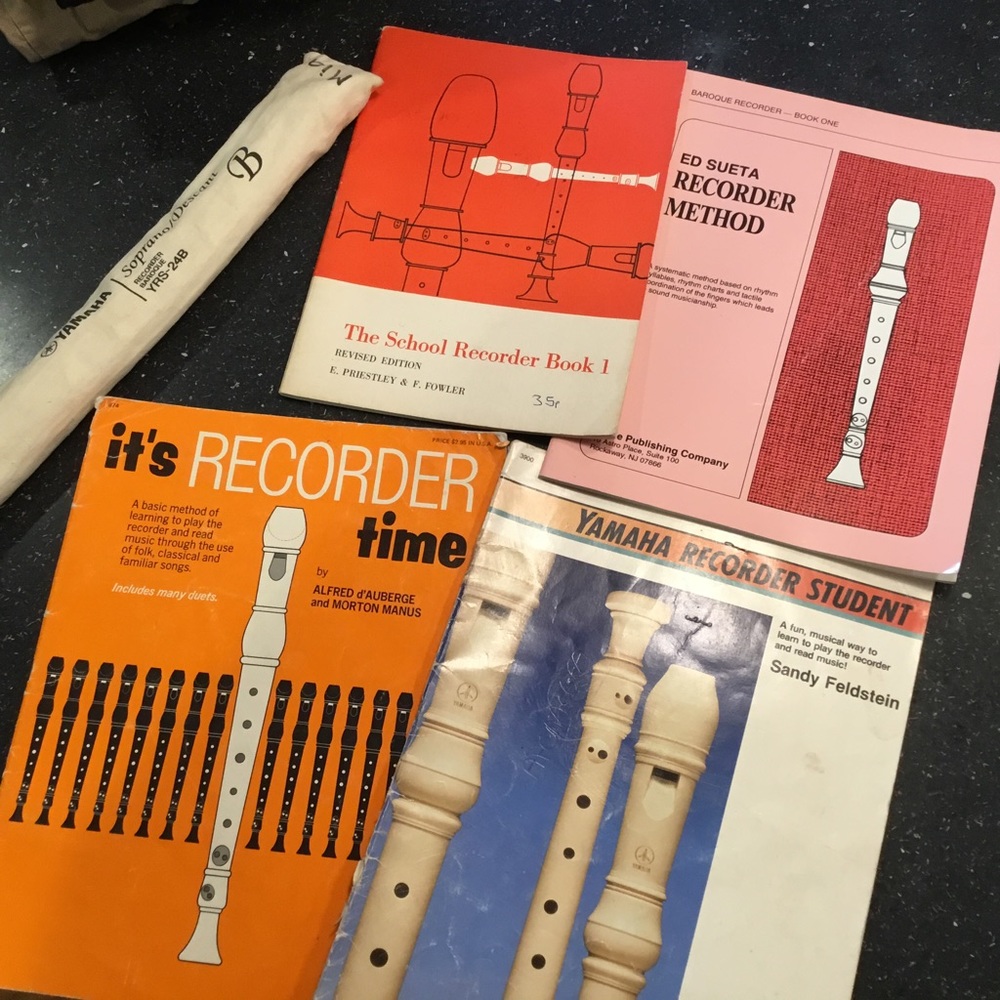 Lot of: recorder and 4 recorder music books